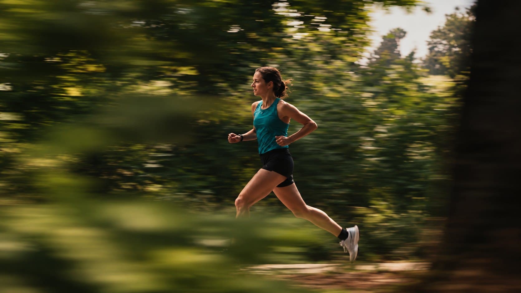 Corredora de trail en plena carrera entre la vegetación